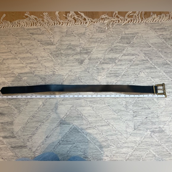 Black leather women’s belt with brass buckle - Picture 3 of 3